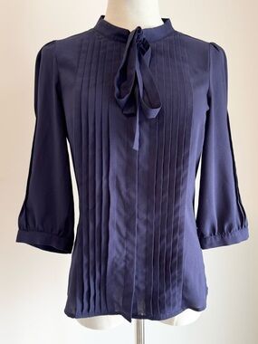 BB Dakota Navy Pleated Blouse Tie Neck Top Size Small Elegant Workwear